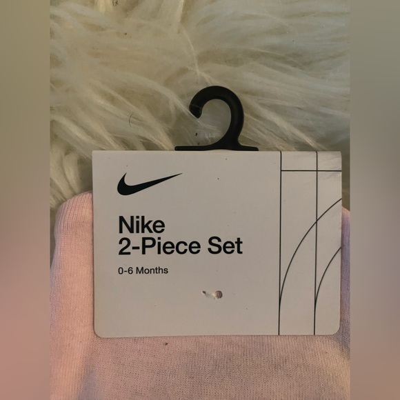 NIKE Baby Booties and Beanie 0-6 Months Pink - Picture 2 of 3
